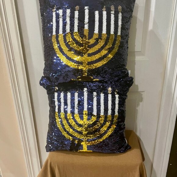 HANUKAH MENORAH SEQUIN PILLOWS FESTIVE LIGHTS 18x18 SET OF 2 EXCELLET CONDITION - Picture 15 of 16
